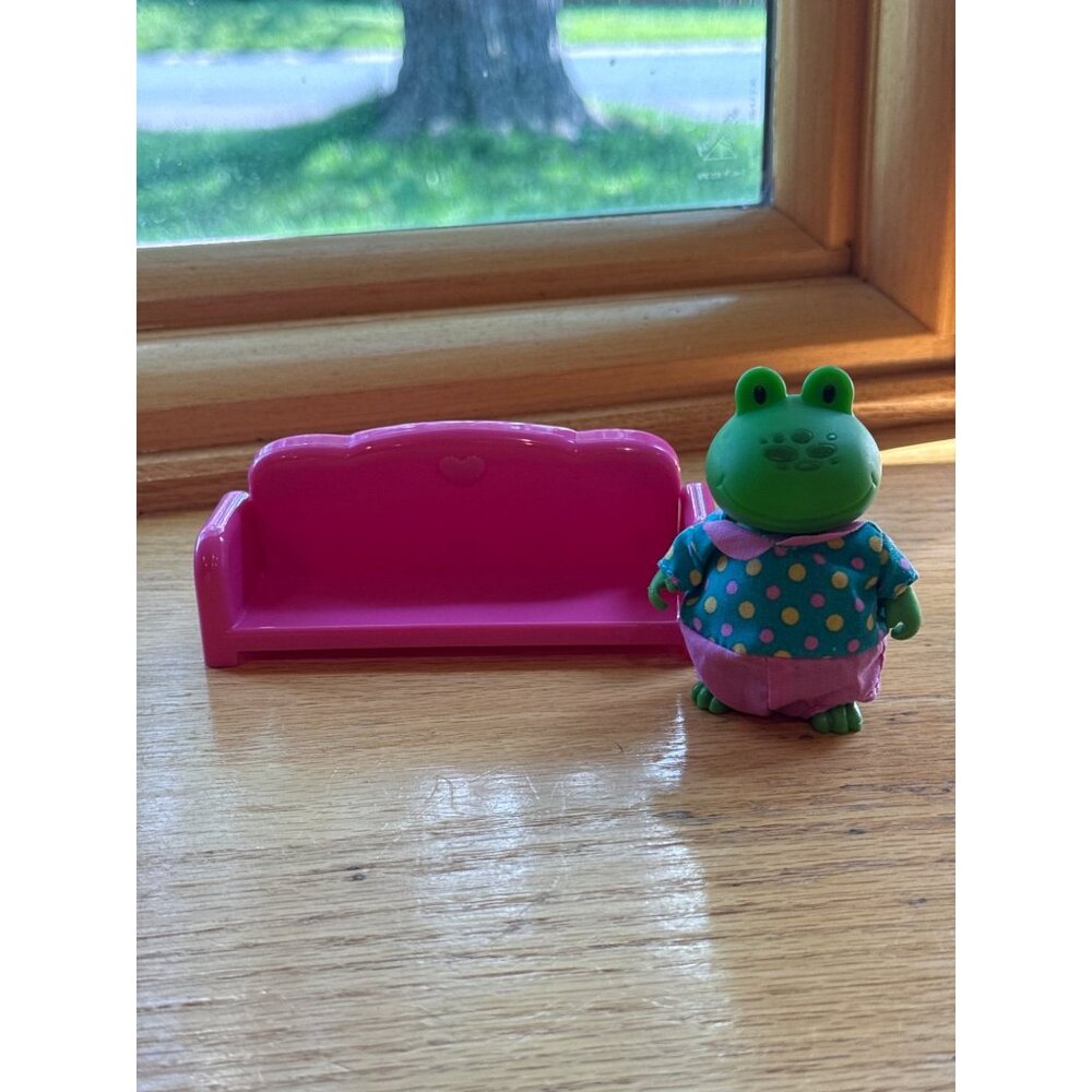 Lil Woodzeez Green Frog Figurine With Pink Couch Set